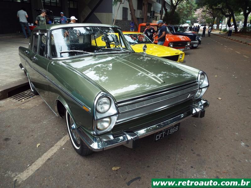 Simca Chambord: O primeiro automóvel brasileiro com motor V8 ...