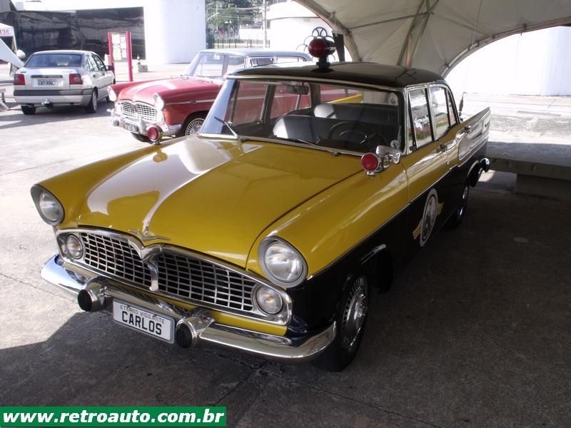 Carros antigos (e em perfeitas condições) são desafiados na pista de corrida